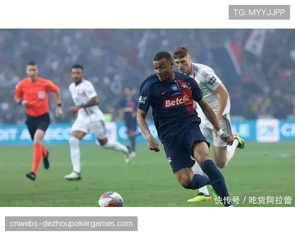 巴黎圣日耳曼全队抵达伦敦，姆巴佩现身引发媒体围堵